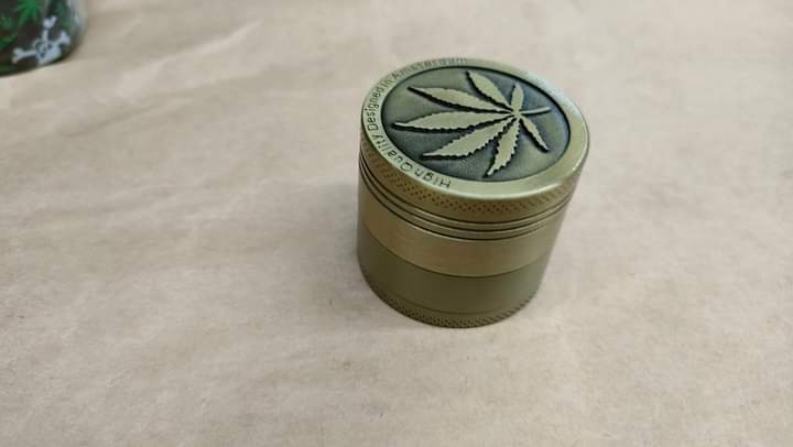4 part metal grinder Queen Size